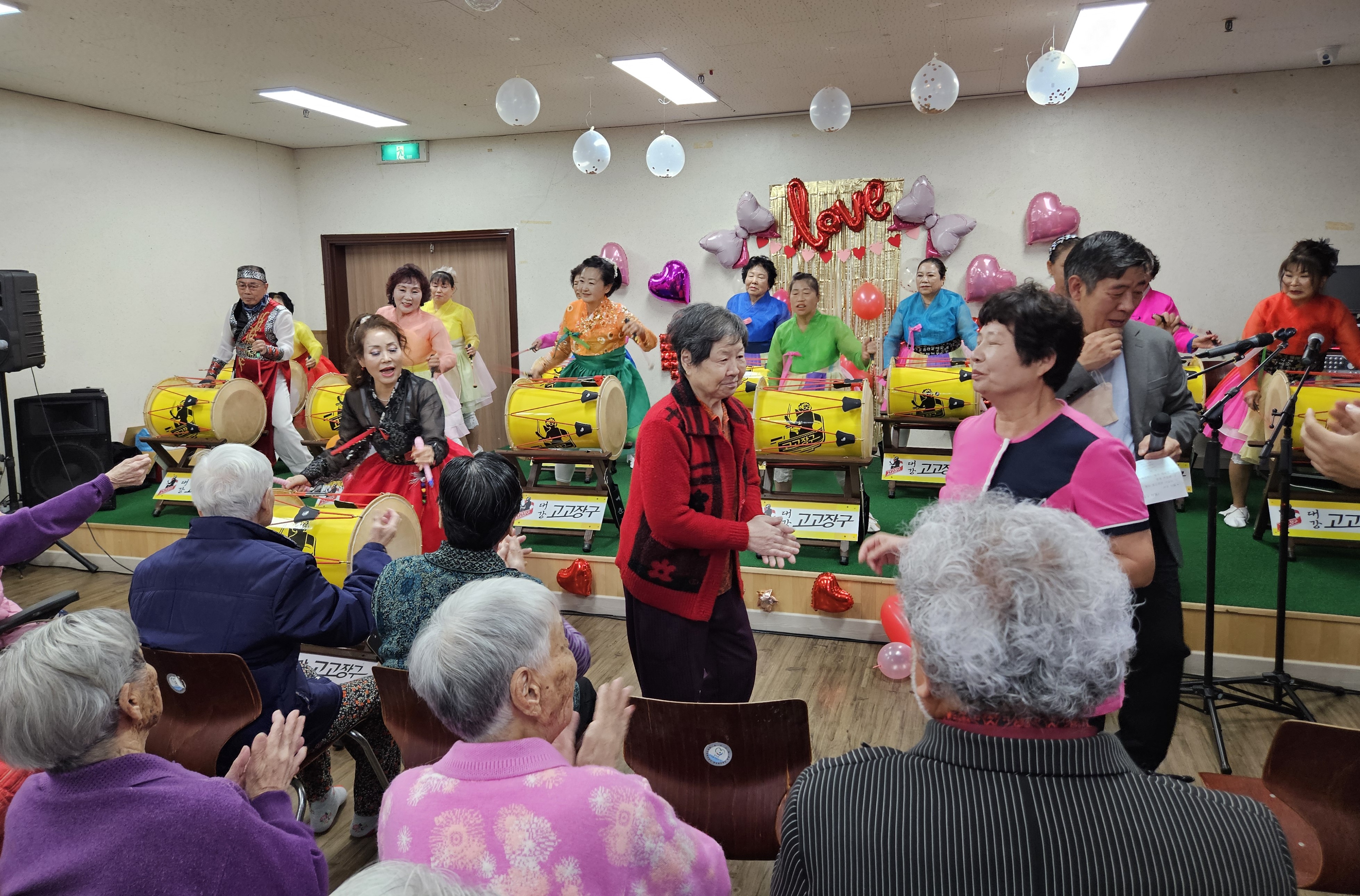 KakaoTalk_20251208_092000693_10(소순자 어르신 장기 자랑).jpg